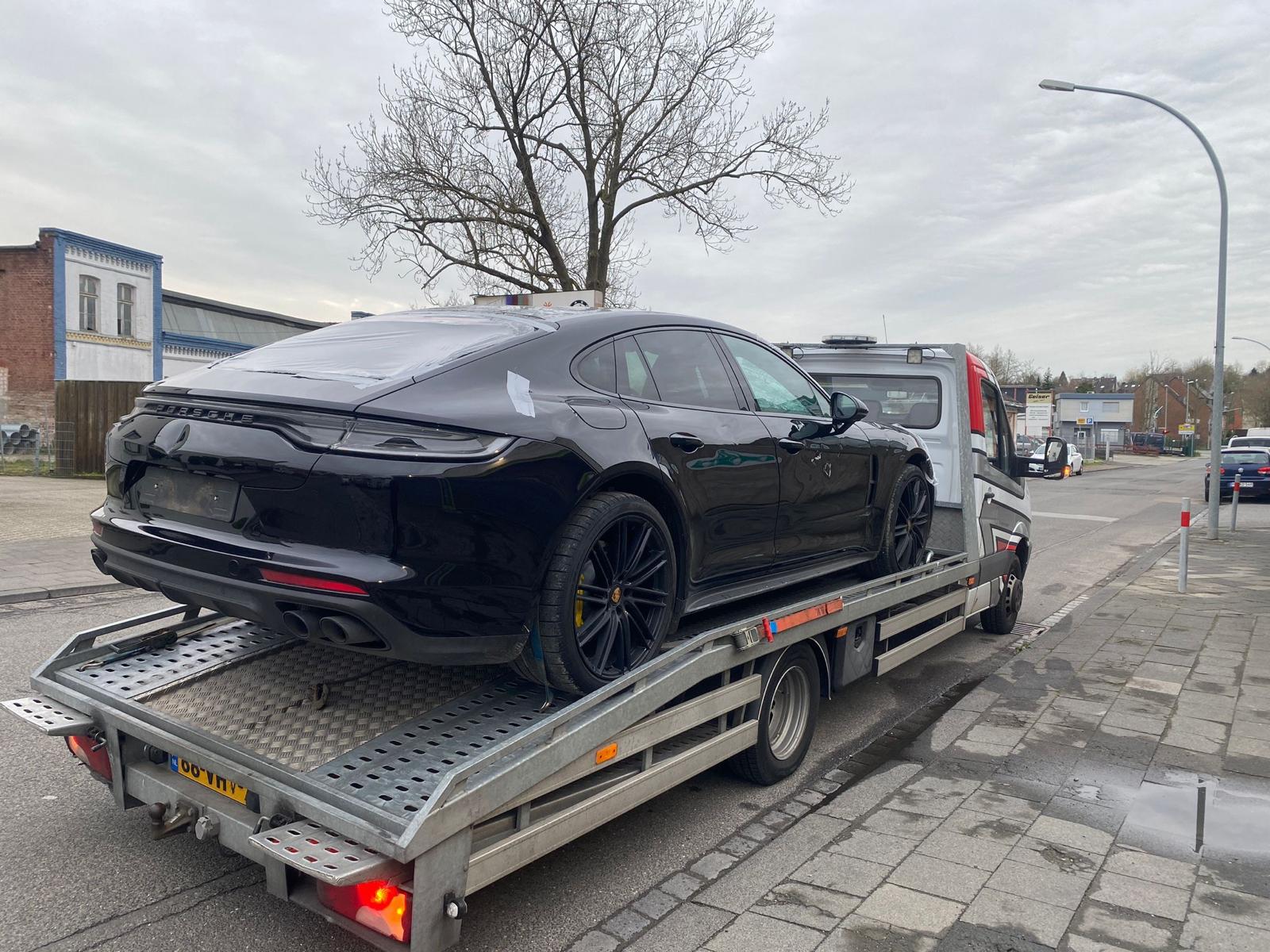 Bergingsvoertuig op de weg